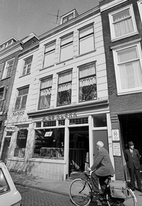 128883 Gezicht op de voorgevel van het huis Oudegracht 210 (A. de Klerk Woninginrichting) te Utrecht.